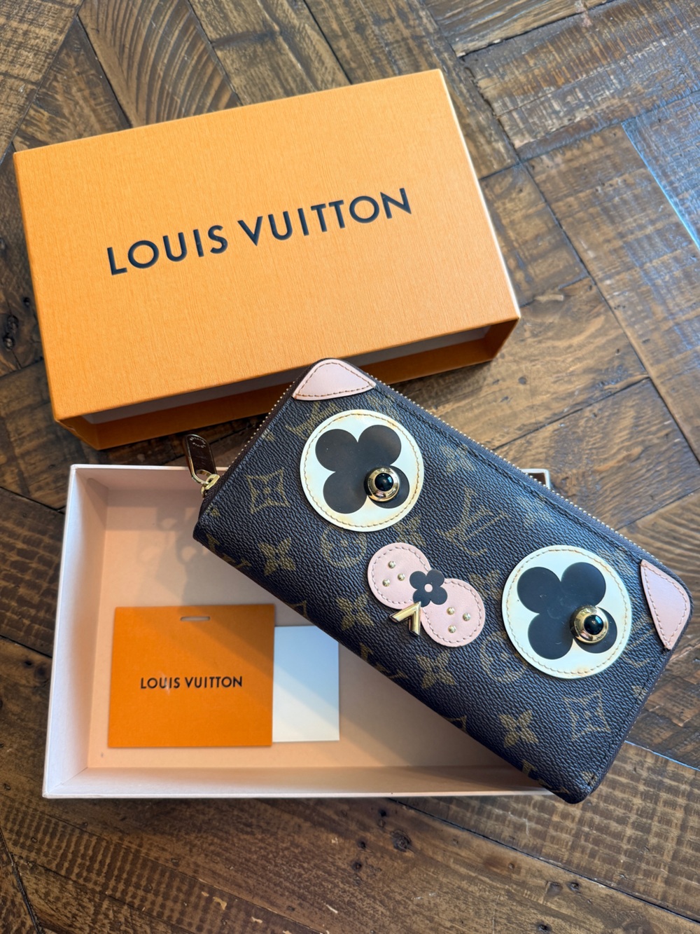 Authentic Louis Vuitton Limited Edition Monogram Valentine Dog Zippy Wallet M672
